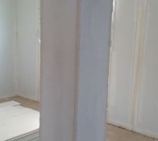 Poursuite du placo. Travaille dégeulasse ici... Aucun angle à 90° sur tout le contour de la poutre!