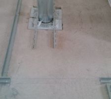Petit problème... La porte de 83 est censée tangenter avec le futur coffrage du tubage. Or ici on tangente avec le tubage directement... Conducteur de travaux appelé et a constaté une erreur dans la cotation sur les plans. Le tubage est mal localisé et devrait-être au moins de 20cm plus en retrait. En cours de résolution...