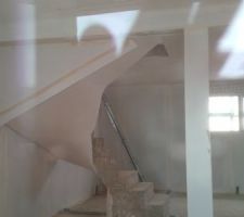 Poursuite placo. Achèvement de la poutre et clôture de l'escalier.