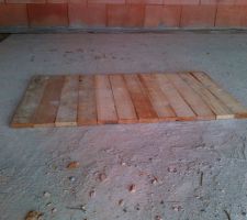 Trappe provisoire  faite maison pour l accès au vide sanitaire. .avant la trappe métal avec poignée ...