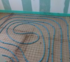 Chauffage au sol salle de bain, pas de tuyau à l'emplacement du bain