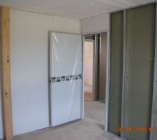 Cloisons phase 1/2 terminée. Attente de l'électricien.