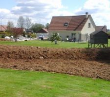 Le talus prend forme à la place du potager