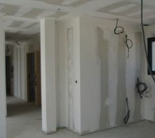 L'espace cuisson de la cuisine, le couloir vers les chambre