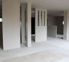 Bureau &agrave; gauche, cuisine au fond et entr&eacute;e derri&egrave;re la cloison ajour&eacute;e.