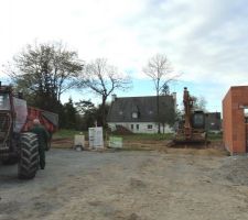 C'est parti! Les agriculteurs sont là pour l'enlèvement de la terre