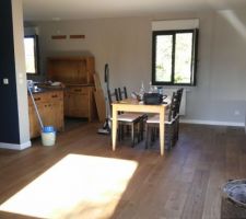 Séjour et cuisine en cours de nettoyage