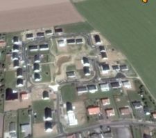 Vu de google earth , moi je suis la grosse tache blanche sur la droite à l'entrée du lotissement c'etait la construction en cours c'est la dalle ! Lol