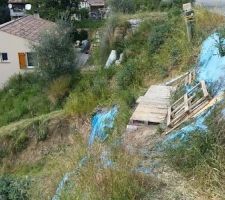 Petit pont provisoir pour accéder au bas du terrain sans déranger les voisins ;-)