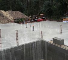 La maçonnerie avance - côté route - on voit le garage futur et tous les tuyaux.