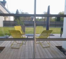 Vue de la salle a manger sur petit coin détente. Manque les jardinières dans les deux angles. Pas de plants pour ne pas salir lenduit, peinture mais des graviers,  barres d'ardoises et statuettes enfant bouddha repérées chez truffaut
de la deco quoi