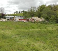 Le terrain cot&eacute; sud avant le d&eacute;broussaillage.