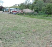 Le terrain cot&eacute; sud apr&egrave;s le d&eacute;broussaillage.