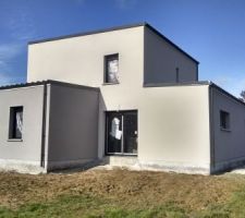 Façade ouest, baie vitrée donnant sur une future terrasse.