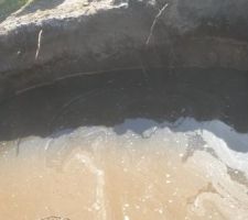 Le trou qui va accueillir la fosse. Une dalle béton a été coulée au fond de celle-ci