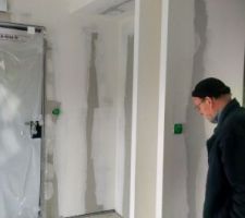 L'entrée avec l'emplacement placo pour accueillir le dressing. Avec notre jointoyeur qui a fait un superbe travail. Les peintres nous le disent. Bravo!