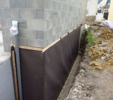 Imperméabilisation des murs de la cave - Pose du drain et du Delta MS au pourtour de la cave