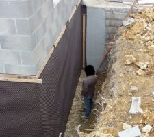 Imperméabilisation des murs de la cave - Pose du drain et du Delta MS au pourtour de la cave