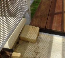 Plancher du balcon
aperçu de la future liaison avec la terrasse ( bonne taille de pavé, pas la bonne couleur )