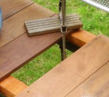 Plancher du balcon
obligé de bloquer avec un serre joint, sinon la lame bouge quand on visse