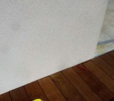 Plancher du balcon
le long du crépi