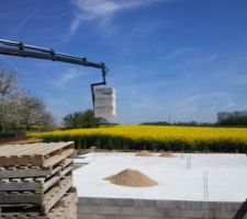 Livraison - 12 palettes de parpaings...merci le super bras