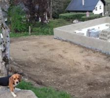 Drain rebouché bientôt ici il y  aura une grande terrasse mais pour l'instant c'est la maison la priorité et élévation des murs en coffre à bloc de 20.