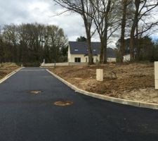 Route du futur lotissement.
Notre maison est en haut à droite