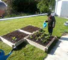 Ca y est, jardinières posées.
merci Francis et Théo