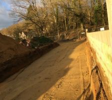 Travaux futur lotissement. Notre mur d'enceinte est à droite !!
petite goutte de sueur quand même !