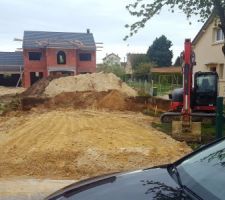 Terrassement et premiers coups de pelleteuse