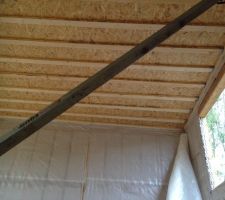 Couverture du 1er étage finie avec isolation ouate de cellulose placée. Il y aura ensuite le faux plafond avec l'espace technique.