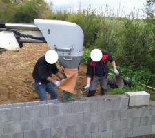 Mis en place des stepoc terminé. on procède maintenant au coulage du béton à l?intérieur. les murs de stepoc sont composés de bloc de béton agglomérés et creux, servant de coffrage au béton armé qui est ensuite coulé dedans. c'est d'une très grande solidité car nous avons quand même 1.80m de terre à retenir au plus haut.