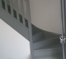 Escalier peint en gris carbonate (peinture V33)