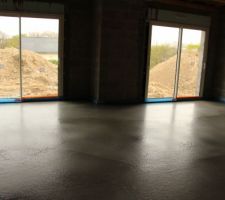 Chape coul&eacute;e sur le circuit de chauffage au sol. Partie salle &agrave; manger et salon