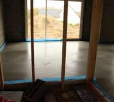 Chape coul&eacute;e sur le circuit de chauffage au sol. Partie salon