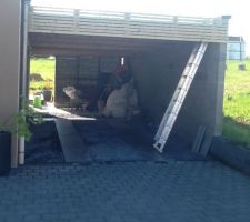 Réalisation d'un car port à côté de la maison