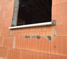 Réparation des briques et pose des appuis de fenêtres