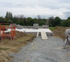 L'acces maison, on voit les premiers murs se monter au fond