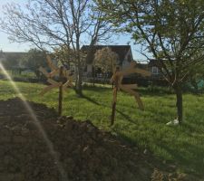 Fabrication de nos arbres à fraise. Futur ouverture entre le jardin japonais et le potager. Il ne manque plus qu'à fixer mes bouteilles de lait pour y mettre les fraisiers..