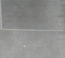 D&eacute;coupe m&eacute;diocre du carrelage entre pi&egrave;ce de vie et d&eacute;gagement