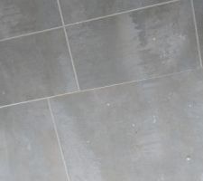 D&eacute;coupe m&eacute;diocre du carrelage entre pi&egrave;ce de vie et d&eacute;gagement