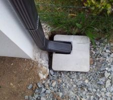 Regard posé trop loin du poteau béton ce qui oblige à faire du bricolage.