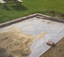 Voila nous avons commencer notre terrasse en pavés autobloquants le contour sera de couleur camaïeu et l intérieur en ton pierre