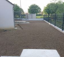 Aplanissement du terrain et pelouse