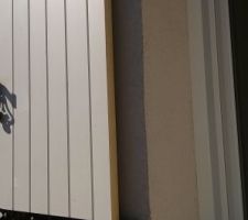 Volets d&eacute;coup&eacute;s sur la hauteur non ponc&eacute;s (manque biseau existant sur ceux non d&eacute;coup&eacute;s) et non prot&eacute;g&eacute;s (pr&eacute; peint)