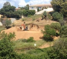 Terrassement, jour 3 : décaissement massif le long de la limite haute du terrain