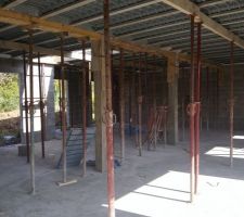 Vers porte d'entr&eacute;e et bureaux