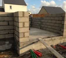 Elevage de nos murs, du bon travail pour l'instant, des petits trous par ci, par l&agrave;, surement pour les &eacute;vacuations, questions &agrave; poser au conducteur de travaux :D