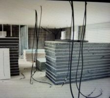 Les cloisons sont pr&ecirc;tes &agrave; &ecirc;tre mont&eacute;es